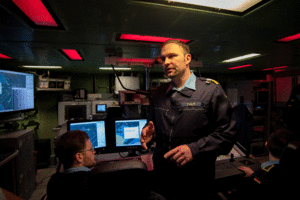 Korvettenkapitän Philipp Palm, Kommandant der "Grömitz", in der Operationszentrale des Boots. Foto: DBwV/Yann Bombeke