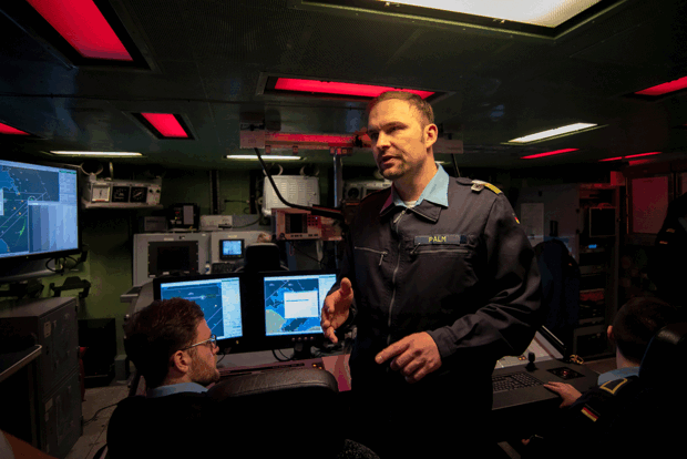 Korvettenkapitän Philipp Palm, Kommandant der "Grömitz", in der Operationszentrale des Boots. Foto: DBwV/Yann Bombeke