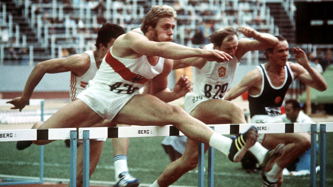 Der deutsche Zehnkämpfer Guido Kratschmer (vorn) nimmt eine Hürde in seinem Lauf bei den Olympischen Sommerspielen am 30. Juli 1976 im Olympiastadion in Montreal. Der Mainzer schafft im Hürdensprint zum Auftakt des zweiten Tages eine Zeit von 14,84 s. Am Ende erreicht er die neue bundesdeutsche Rekordpunktzahl 8.411, womit er sich die Silbermedaille sichert. Foto: picture-alliance / dpa | Roland Witschel