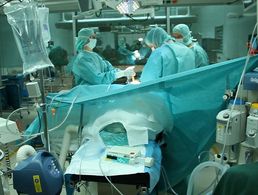 Operation in einem Bundeswehr-Krankenhaus. Die Operationstechnischen Assistenten sind jetzt wieder zulagenberechtigt
