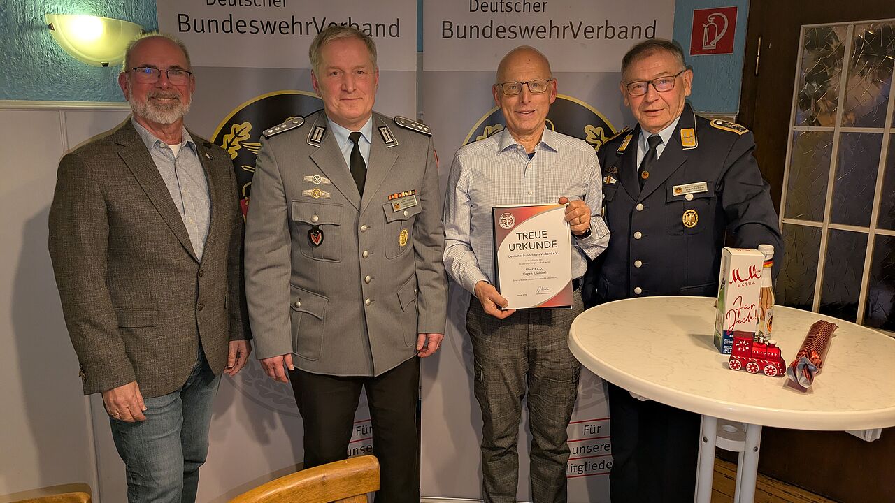 Neujahrsempfang der KERH Gießen: Roger Schmidt (von links), Hptm a.D. André Häusler, Oberst a.D. Jürgen Knobloch und OStFw a.D Jürgen Gemmer. Foto:  Ralf Schuchard