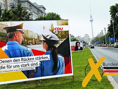 Bereits bei der jüngsten Bundestagswahl hatten die Parteien auch diejenigen im Blick, die für die Sicherheit Deutschlands sorgen. Großflächig plakatiert wurde jedenfalls im Herbst 2017, so wie hier in der Frankfurter Allee in Berlin. Foto: DBwV/Kruse
