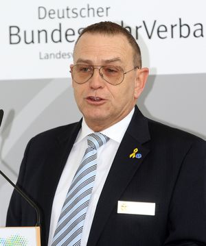 Oberstabsfeldwebel a.D. Rudolf Schmelzer hieß die Gäste willkommen, unter Ihnen Abgeordnete aller vier im Landtagsfraktionen Foto: W.-H. Schmidt