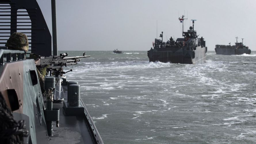 Landungsschiffe im Konvoi im Rahmen der gemeinsamen Evakuierungsübung des niederländischen Korps Mariniers und des deutschen Seebataillons auf der Insel Texel/Niederlande im November 2016. Foto: Bundeswehr/Christian Thiel