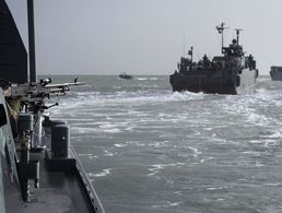 Landungsschiffe im Konvoi im Rahmen der gemeinsamen Evakuierungsübung des niederländischen Korps Mariniers und des deutschen Seebataillons auf der Insel Texel/Niederlande im November 2016. Foto: Bundeswehr/Christian Thiel