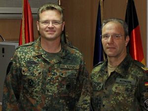 Brigadegeneral Dietmar Mosmann, Direktor NALT mit DBwV-Chef André Wüstner. Foto: DBwV