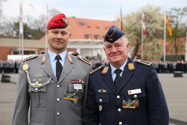 Der Vorstand SKB im Bundesvorstand, Oberstabsfeldwebel Karl-Uwe Hahn (r.) und sein Stellvertreter, Oberstabsfeldwebel Ronny Schlenzig, nahm am Aufstellungsappell in der Berliner Julius-Leber-Kaserne teil. Foto: DBwV/Yann Bombeke