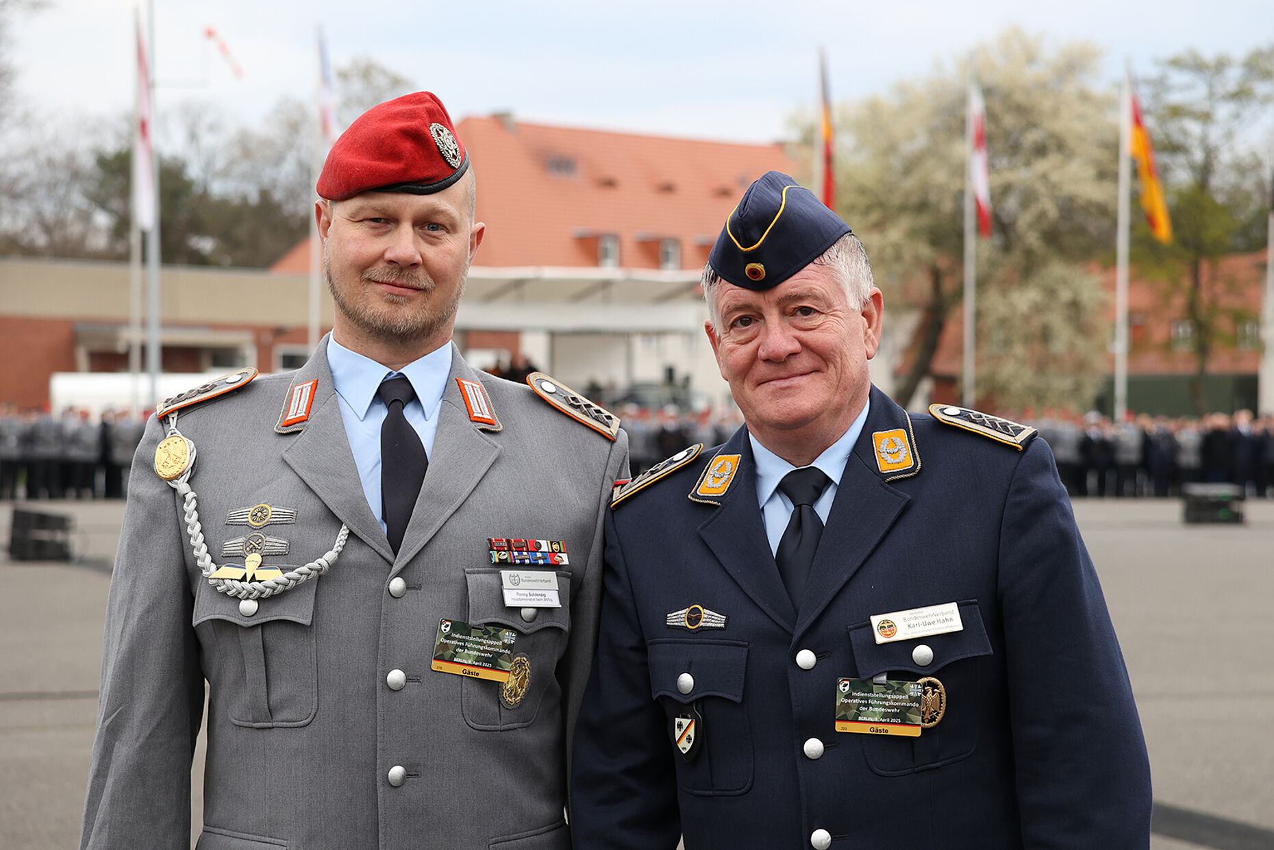 Der Vorstand SKB im Bundesvorstand, Oberstabsfeldwebel Karl-Uwe Hahn (r.) und sein Stellvertreter, Oberstabsfeldwebel Ronny Schlenzig, nahm am Aufstellungsappell in der Berliner Julius-Leber-Kaserne teil. Foto: DBwV/Yann Bombeke