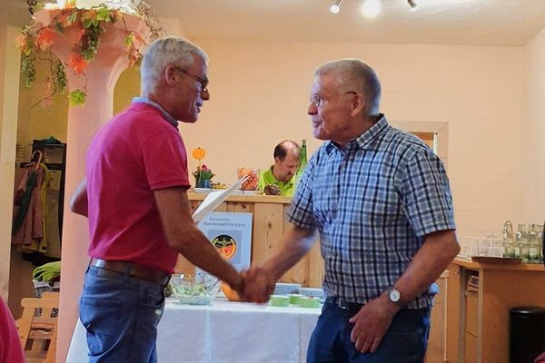 Ehrung für 40 Jahre Mitgliedschaft von Oberstabsfeldwebel a.D. Karl-Heinz Herberich (r.) durch KERH-Vorsitzenden Armin Rother. Foto: Carina Rother