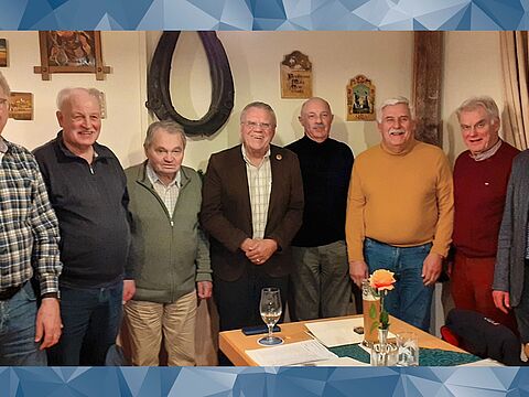 Der Einstimmig gewählte neue Vorstand der Kameradschaft ERH Nürnberg unter Führung von Vorsitzendem Oberstleutnant a.D. Matthias Nickel (4.von links) und Stellvertreter Oberstleutnant a.D. Gerhard Brucker (5.von links) mit Bezirksvorsitzendem Oliver Hartmann (rechts). Foto: Bärbel Nickel 