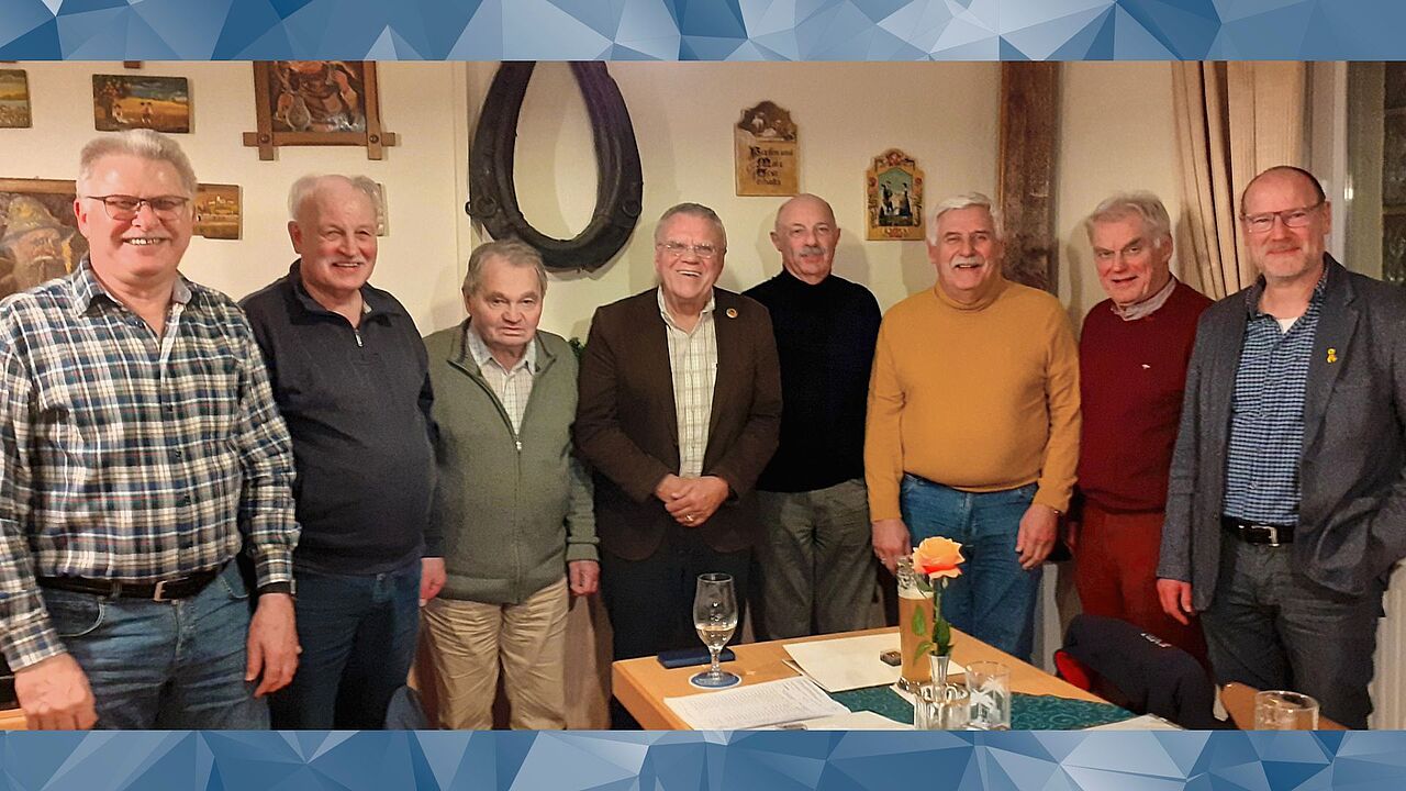 Der Einstimmig gewählte neue Vorstand der Kameradschaft ERH Nürnberg unter Führung von Vorsitzendem Oberstleutnant a.D. Matthias Nickel (4.von links) und Stellvertreter Oberstleutnant a.D. Gerhard Brucker (5.von links) mit Bezirksvorsitzendem Oliver Hartmann (rechts). Foto: Bärbel Nickel 