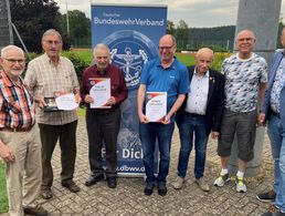 Die beim Sommerfest der KERH Nordschwarzwald geehrten Mitglieder, darunter  Oberfeldwebel d.R. Uwe Kloppot mit der Verdienstmedaille in Gold (Mitte)  mit Bezirksvorsitzendem Stabsfeldwebel a.D. Matthias Schneider (rechts). Foto: Matthias Schneider