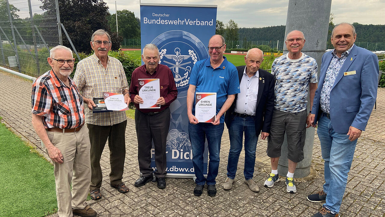 Die beim Sommerfest der KERH Nordschwarzwald geehrten Mitglieder, darunter  Oberfeldwebel d.R. Uwe Kloppot mit der Verdienstmedaille in Gold (Mitte)  mit Bezirksvorsitzendem Stabsfeldwebel a.D. Matthias Schneider (rechts). Foto: Matthias Schneider