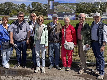 Mit seinem fundierten Wissen über den Pferde- und Galopprennsport vermittelte Stabshauptmann a.D. Günther Schmitt den Teilnehmern der KERH München spannende Einblicke hinter die Kulissen der Rennbahn München-Riem. Foto: Günther Schmitt 