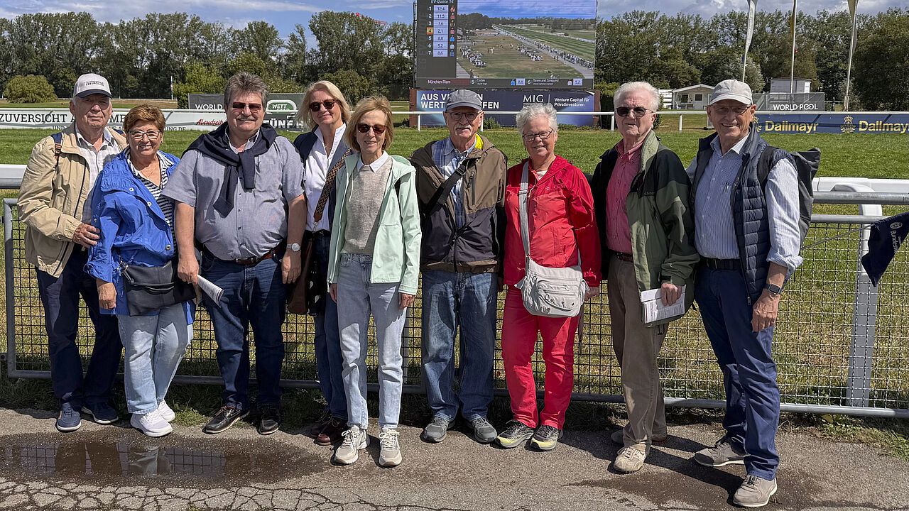 Mit seinem fundierten Wissen über den Pferde- und Galopprennsport vermittelte Stabshauptmann a.D. Günther Schmitt den Teilnehmern der KERH München spannende Einblicke hinter die Kulissen der Rennbahn München-Riem. Foto: Günther Schmitt 