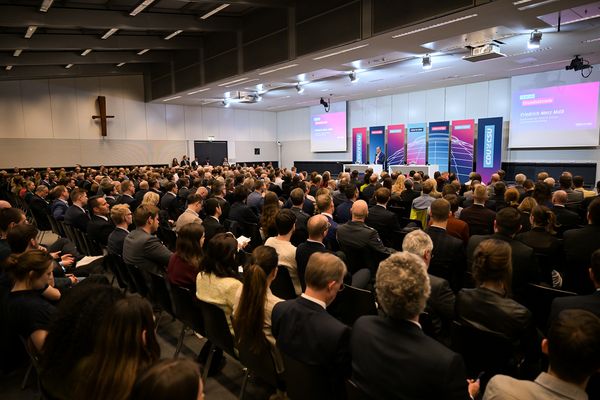 Mit mehr als 400 Teilnehmerinnen und Teilnehmern war der Saal der Unionsfraktion im Bundestag randvoll besetzt. Foto: CDU/CSU-Bundestagsfraktion