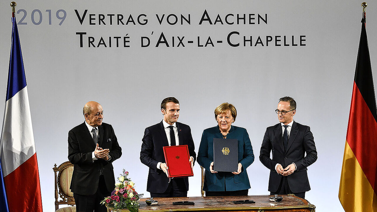 Der Vertrag von Aachen ist unterschrieben: Bundeskanzlerin Angela Merkel und Frankreichs Präsident Emmanuel Macron (2.v.l.) stehen gemeinsam mit dem deutschen Außenminister Heiko Maas (r.) und seinem französischen Amtskollegen Jean-Yves Le Drian auf dem Podium der historischen Stadthalle von Aachen. Foto: picture alliance/AP Photo