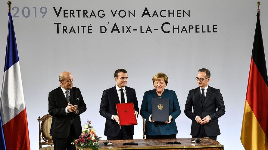Der Vertrag von Aachen ist unterschrieben: Bundeskanzlerin Angela Merkel und Frankreichs Präsident Emmanuel Macron (2.v.l.) stehen gemeinsam mit dem deutschen Außenminister Heiko Maas (r.) und seinem französischen Amtskollegen Jean-Yves Le Drian auf dem Podium der historischen Stadthalle von Aachen. Foto: picture alliance/AP Photo