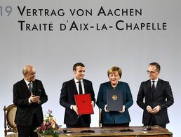 Der Vertrag von Aachen ist unterschrieben: Bundeskanzlerin Angela Merkel und Frankreichs Präsident Emmanuel Macron (2.v.l.) stehen gemeinsam mit dem deutschen Außenminister Heiko Maas (r.) und seinem französischen Amtskollegen Jean-Yves Le Drian auf dem Podium der historischen Stadthalle von Aachen. Foto: picture alliance/AP Photo