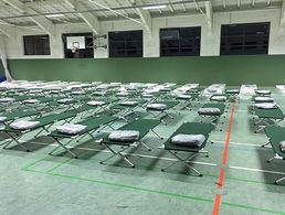 Die Flüchtlinge wurden zunächst in der Turnhalle auf dem Heeresflugplatz untergebracht.