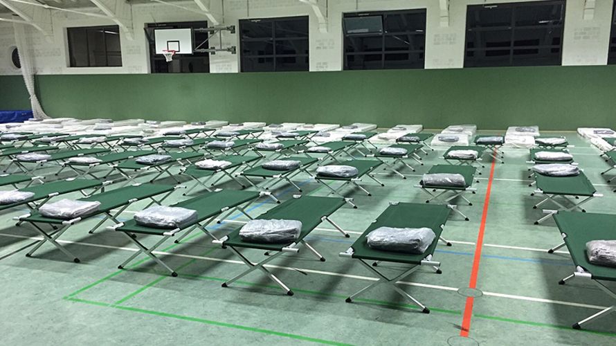 Die Flüchtlinge wurden zunächst in der Turnhalle auf dem Heeresflugplatz untergebracht.