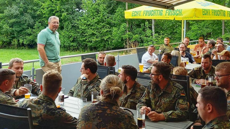 Beim Grillabend der TruKa PzGrenBtl 112 informierte TruKa- Vorsitzender Oberstabsfeldwebel Markus Wittmann über Neuigkeiten aus der Verbandsarbeit des DBwV. Foto: Tobias Stadler