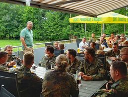 Beim Grillabend der TruKa PzGrenBtl 112 informierte TruKa- Vorsitzender Oberstabsfeldwebel Markus Wittmann über Neuigkeiten aus der Verbandsarbeit des DBwV. Foto: Tobias Stadler