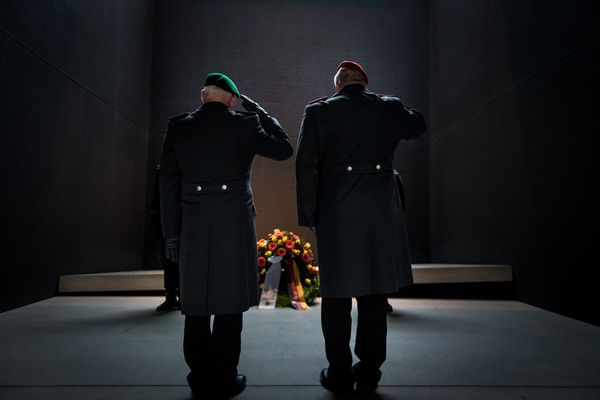 Eine Kranzniederlegung im Raum der Stille des Ehrenmals. Foto: DBwV/Zacharie Scheurer