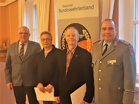 Der Vorsitzende des Landesverbandes Ost, Hauptmann Ralf Baasch (rechts) konnte gemeinsam mit dem Vorsitzenden der KERH-Burgenlandkreis, Volkhard Riemer (links) Harry Grunert und Franz-Dieter Schug für 25 bzw. 40 Jahre Mitgliedschaft im DBwV auszeichnen. Foto: Holger Koch