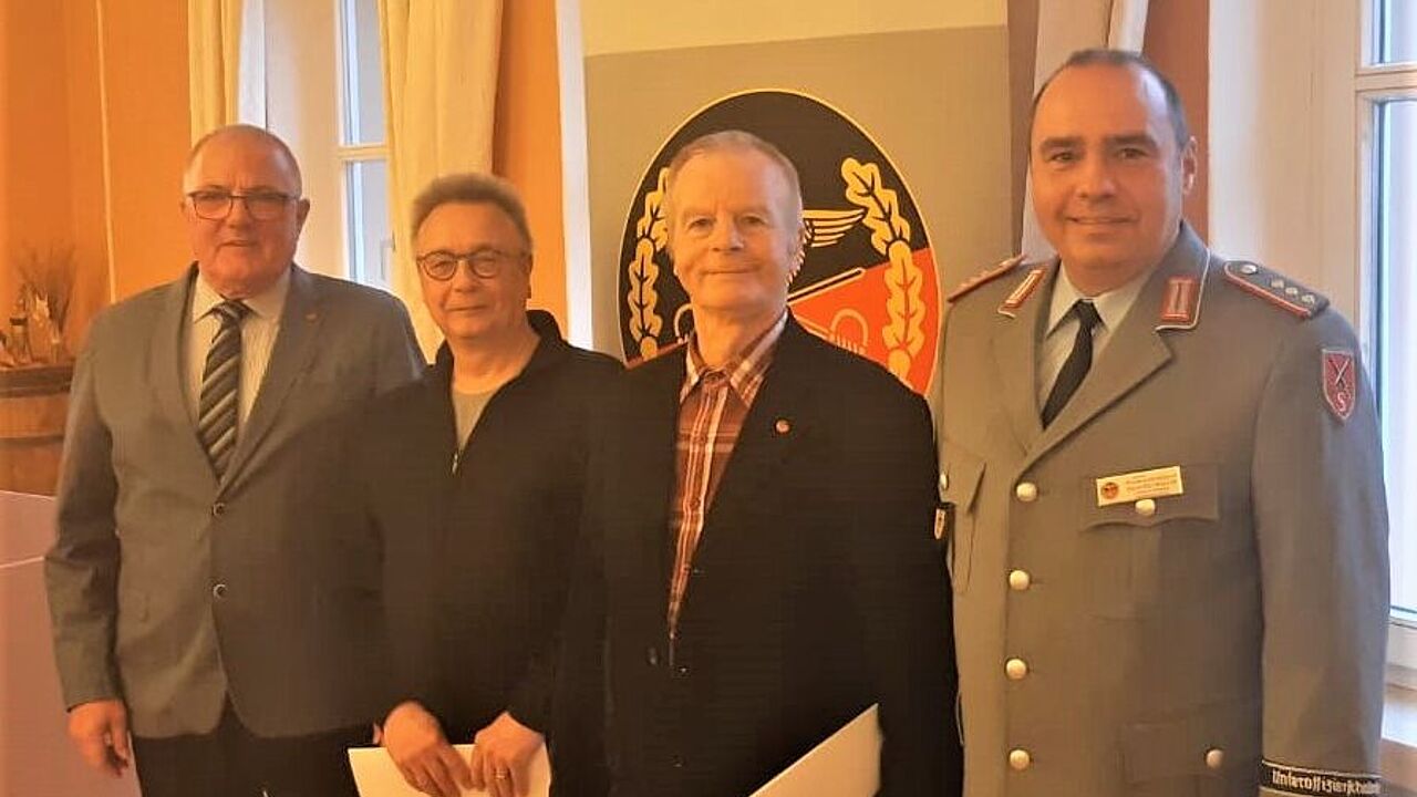 Der Vorsitzende des Landesverbandes Ost, Hauptmann Ralf Baasch (rechts) konnte gemeinsam mit dem Vorsitzenden der KERH-Burgenlandkreis, Volkhard Riemer (links) Harry Grunert und Franz-Dieter Schug für 25 bzw. 40 Jahre Mitgliedschaft im DBwV auszeichnen. Foto: Holger Koch