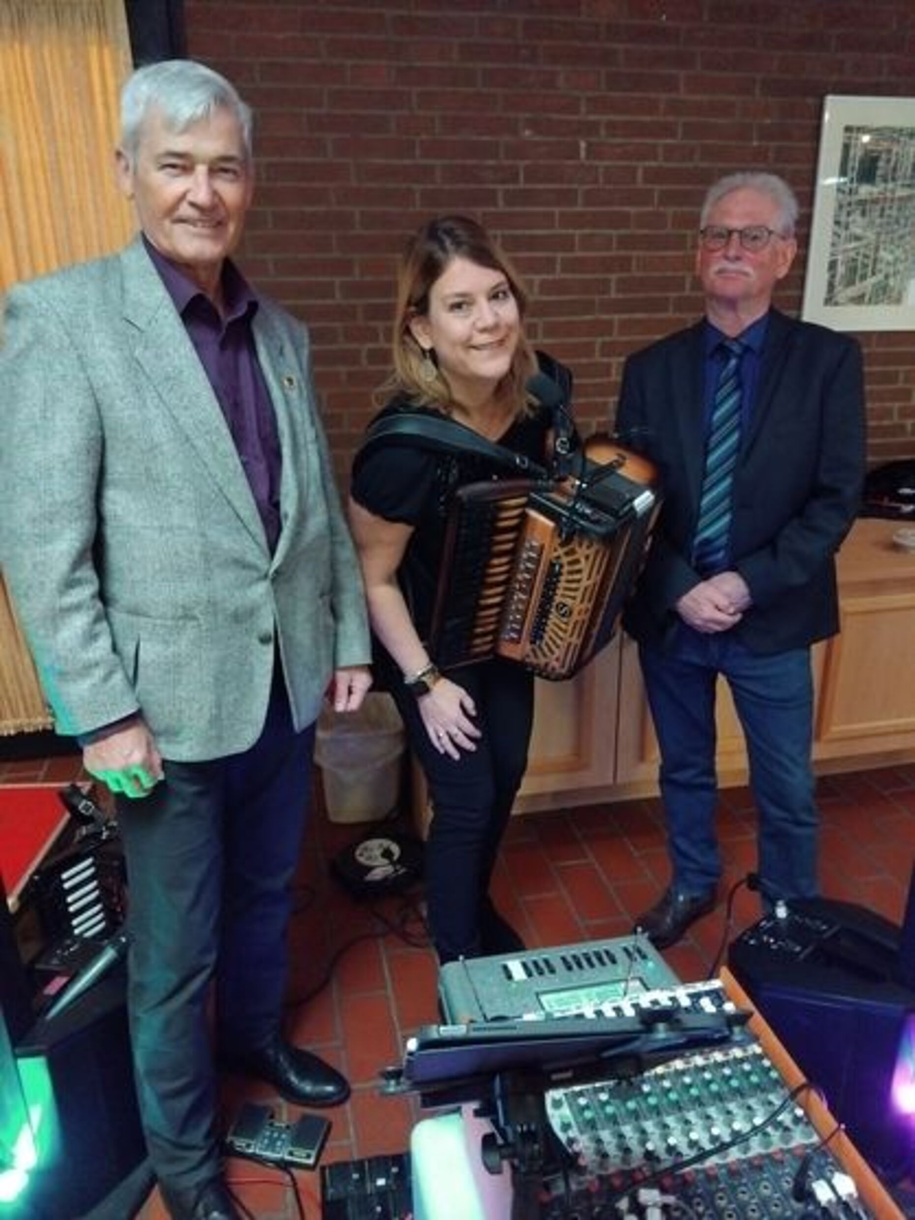 In Hannover, v.l.n.r.: Ortwin Timm, die Musikerin Penelope „Penny“ Simms und der stellvertretende Vorsitzende Andreas Priesemann. Foto: LV Nord