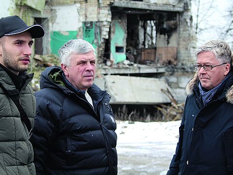 Hans-Peter Bartels (r.) mit dem Bürgermeister von Borodjanka, Heorhii Yerko (M.), und dem Vertreter der Region Kiew-Land, Artem Husak. Foto: Fabian Schlüter