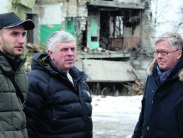 Hans-Peter Bartels (r.) mit dem Bürgermeister von Borodjanka, Heorhii Yerko (M.), und dem Vertreter der Region Kiew-Land, Artem Husak. Foto: Fabian Schlüter