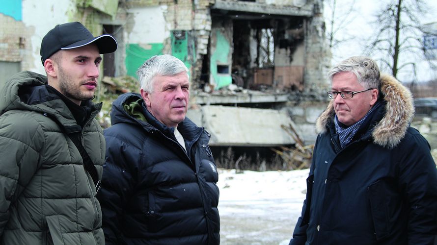 Hans-Peter Bartels (r.) mit dem Bürgermeister von Borodjanka, Heorhii Yerko (M.), und dem Vertreter der Region Kiew-Land, Artem Husak. Foto: Fabian Schlüter