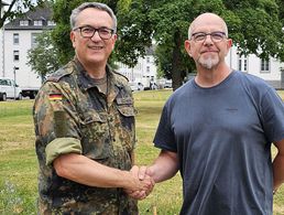 Oberstabsfeldwebel a.D. Udo Zenz, langjähriger DBwV-Standortbeauftragter wurde vom StOKa (zugleich Bezirks-) Vorsitzenden Oberstleutnant Michael Schwab herzlich in den „endgültigen“ Ruhestand verabschiedet. Foto: StOKa Koblenz/Lahnstein