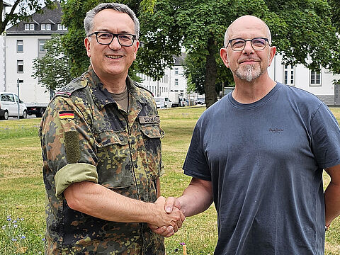 Oberstabsfeldwebel a.D. Udo Zenz, langjähriger DBwV-Standortbeauftragter wurde vom StOKa (zugleich Bezirks-) Vorsitzenden Oberstleutnant Michael Schwab herzlich in den „endgültigen“ Ruhestand verabschiedet. Foto: StOKa Koblenz/Lahnstein