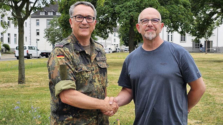 Oberstabsfeldwebel a.D. Udo Zenz, langjähriger DBwV-Standortbeauftragter wurde vom StOKa (zugleich Bezirks-) Vorsitzenden Oberstleutnant Michael Schwab herzlich in den „endgültigen“ Ruhestand verabschiedet. Foto: StOKa Koblenz/Lahnstein
