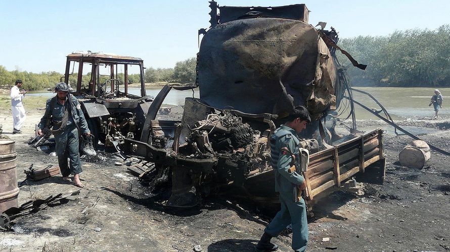 Afghanische Sicherheitskräfte inspizieren am folgenden Tag die ausgebrannten Wracks der Öl-Tanklaster. Foto: picture alliance/dpa