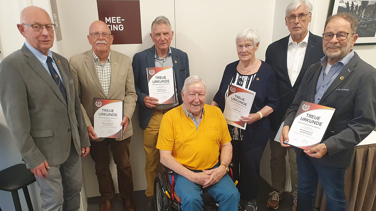 Ehrung bei der KERH Wikingerland-Schleswig (v.l.n.r.): Jürgen Schwarz, Joachim Schulze, Günter Henkhaus, Rolf Hellriegel,  Magdalene Vogt, Bernd-Joachim Proelß und Joachim Tschesch. Foto: LV Nord