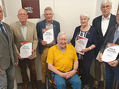 Ehrung bei der KERH Wikingerland-Schleswig (v.l.n.r.): Jürgen Schwarz, Joachim Schulze, Günter Henkhaus, Rolf Hellriegel,  Magdalene Vogt, Bernd-Joachim Proelß und Joachim Tschesch. Foto: LV Nord