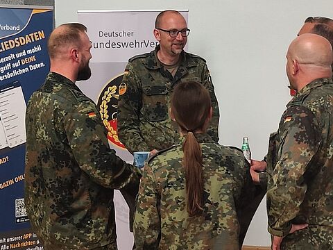 Hauptmann Weber (2. von links) im Gespräch mit Angehörigen des Ausbildungskontingents. Foto: DBwV/Hellmund