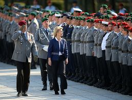 Verteidigungsministerin Ursula von der Leyen und Generalinspekteur, General Eberhard Zorn, schreiten die Gelöbnisaufstellung ab Foto: Bundeswehr/Sebastian Wilke