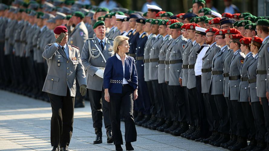 Verteidigungsministerin Ursula von der Leyen und Generalinspekteur, General Eberhard Zorn, schreiten die Gelöbnisaufstellung ab Foto: Bundeswehr/Sebastian Wilke