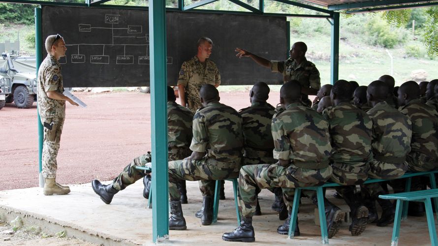 "Krisen verhindern, Konflikte bewältigen, Frieden fördern" - unter dieser Devise stehen die neuen Leitlinien zur Friednesförderung. Hier ein Bild aus dem Bundeswehreinsatz in Mali Foto: Bundeswehr
