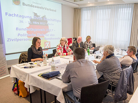 Auch bei der Fachtagung für Zivilbeschäftigte im März in Berlin diskutierten die Teilnehmer über das Thema Nachwuchsgewinnung (Foto: DBwV/Bombeke) 