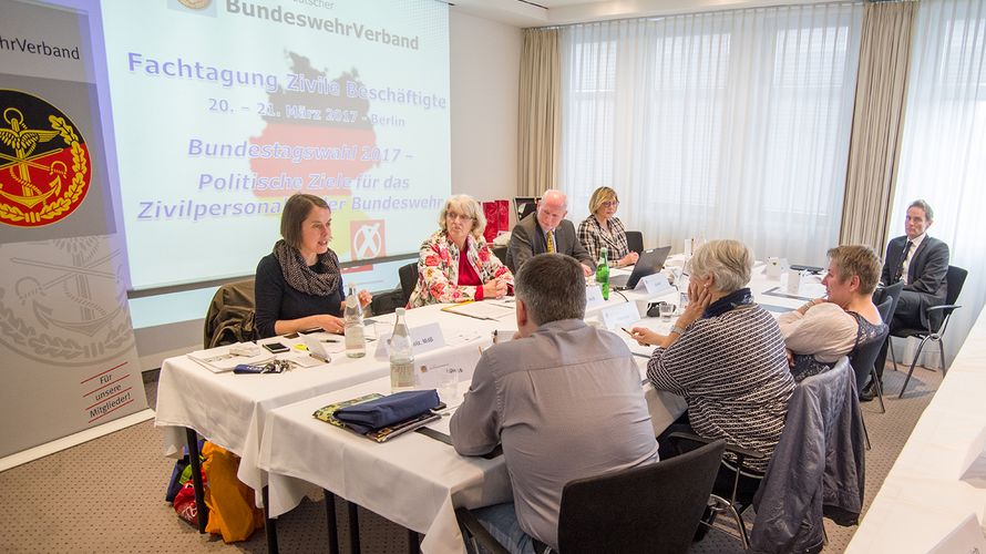 Auch bei der Fachtagung für Zivilbeschäftigte im März in Berlin diskutierten die Teilnehmer über das Thema Nachwuchsgewinnung (Foto: DBwV/Bombeke) 