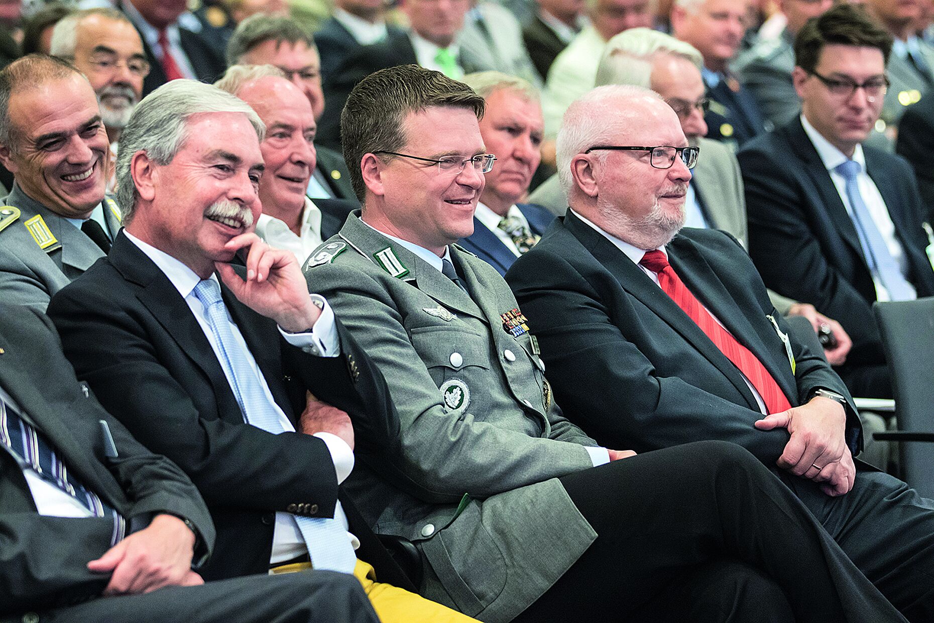 Beim „Zeitzeugenforum“ anlässlich des 60-jährigen Bestehens des DBwV 2016 sitzt Ulrich Kirsch neben seinem Nachfolger Oberstleutnant André Wüstner und seinem Vorgänger, Oberst a.D. Bernhard Gertz (v.l.n.r.). Foto: DBwV/gr. Darrelmann