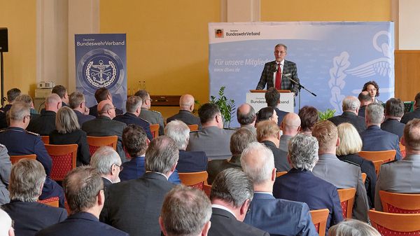 Beim letzten Jahresempfang Bayern als Landesvorsitzender mit nahezu 170 Gästen dankt Gerhard Stärk für die über 17 Jahre lange Unterstützung für seine Arbeit im BundeswehrVerband. Foto: DBwV/Ingo Kaminsky