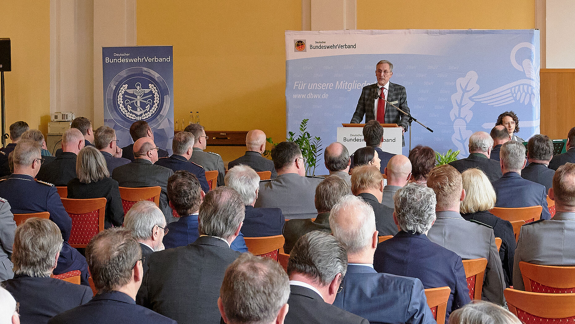 Beim letzten Jahresempfang Bayern als Landesvorsitzender mit nahezu 170 Gästen dankt Gerhard Stärk für die über 17 Jahre lange Unterstützung für seine Arbeit im BundeswehrVerband. Foto: DBwV/Ingo Kaminsky
