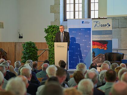 Roderich Kiesewetter lud zu den Königsbronner Gesprächen 2026 ein, um über die Resilienz der Gesellschaft in Zeiten geopolitischer Verwerfungen zu diskutieren.  Foto: Ingo Kaminsky